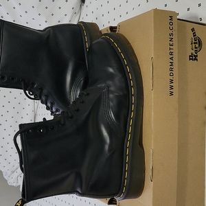 Unisex black boots ..Men sz 8 women sz.9